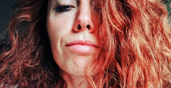 con reflejos naranjas