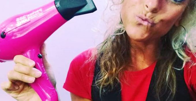 haciendo un tratamiento de alisado