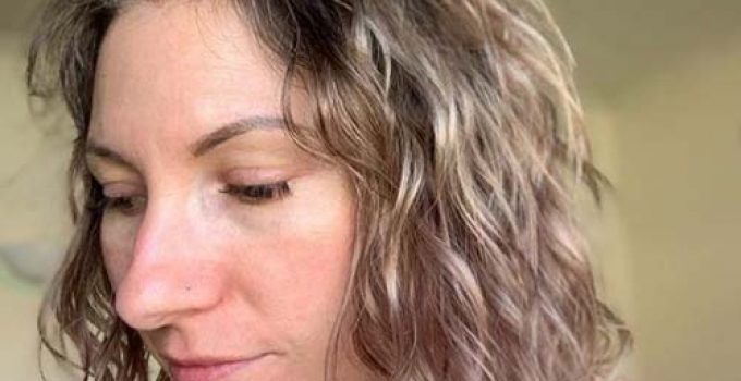 lava su pelo a diario