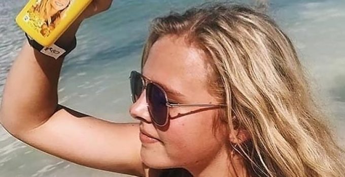 lighten her hair with sun-in