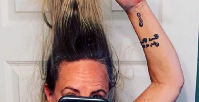 growing out blonde hair with dark roots