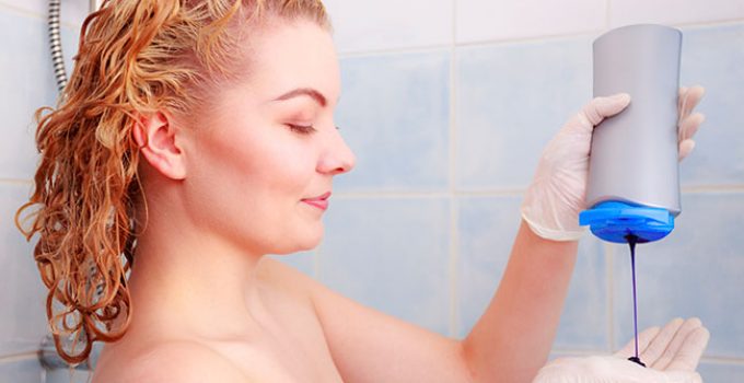 shampoo azul en pelo naranja