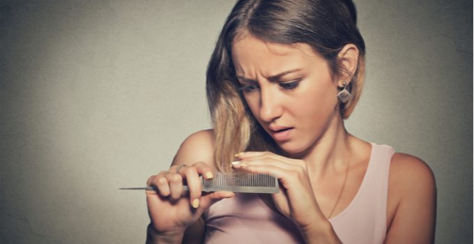 mujer preocupada porque su cabello se afina por tinte