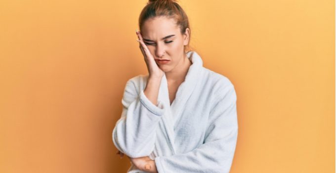 lavado del pelo antes de los reflejos con papel