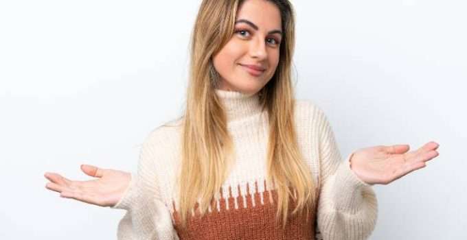 mujer rubia con gesto de no saber algo