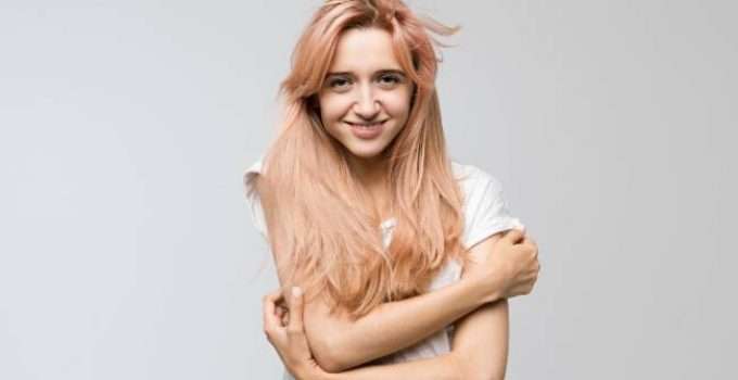 mujer con pelo rubio fresa