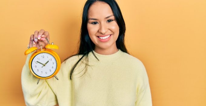 mujer con reloj en la mano