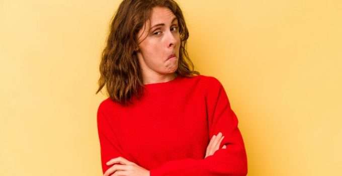 mujer con dudas acerca del vencimiento del aceite