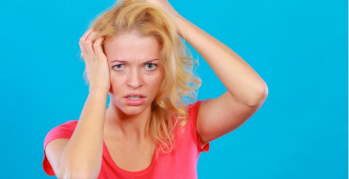 mujer con pelo dañado por decoloración