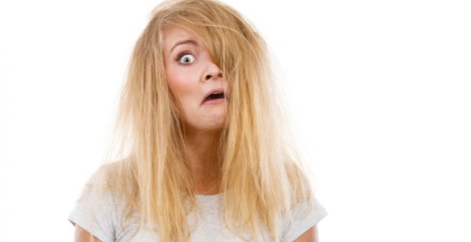 pelo decolorado desparejo