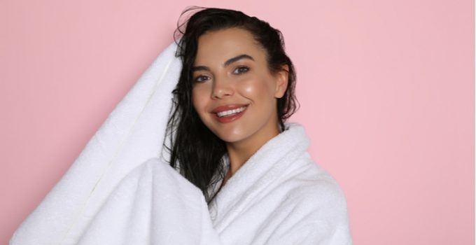 mujer con pelo mojado