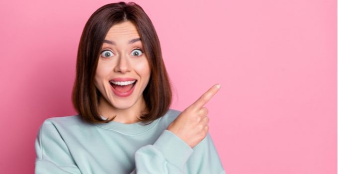 mujer contenta porque descubre tinte rojo de más duración