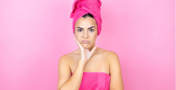 lavar le pelo antes de teñirlo