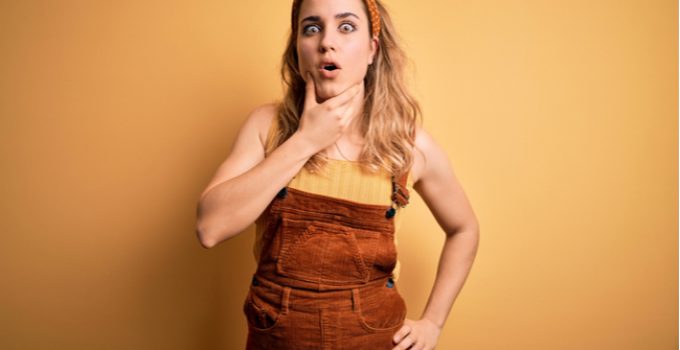 mujer con pelo con reflejos duda