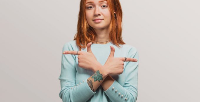 mujer decide volumenes de revelador