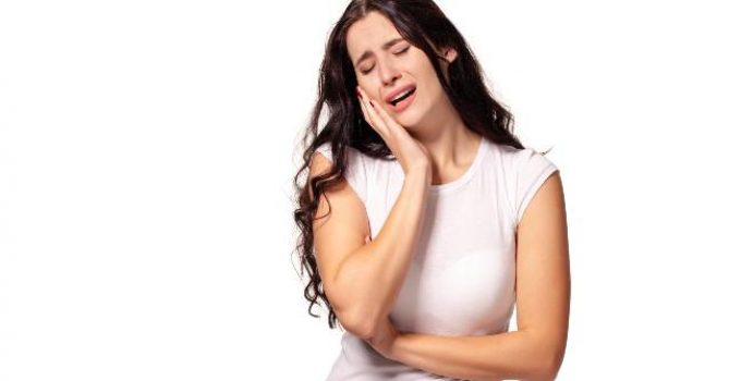 Mujer de cabello castaño oscuro quejándose