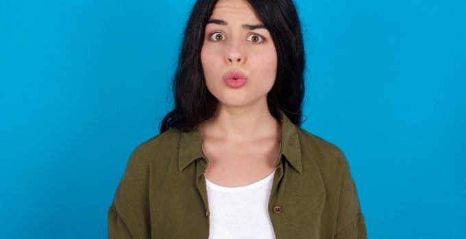 mujer de pelo negro con gesto de duda
