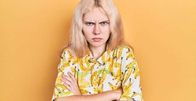 mujer enojada porque sus reflejos están mal