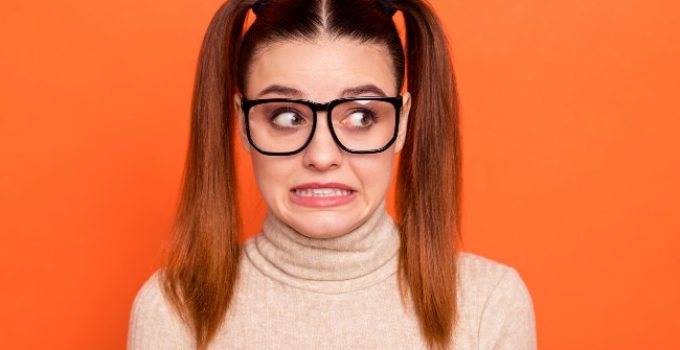 chica con pelo naranja
