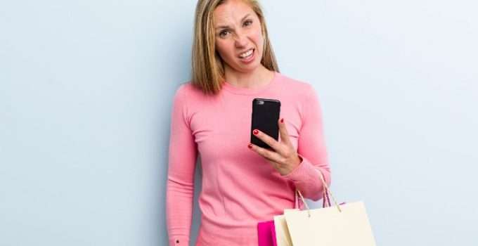 mujer con reflejos rubios busca respuestas