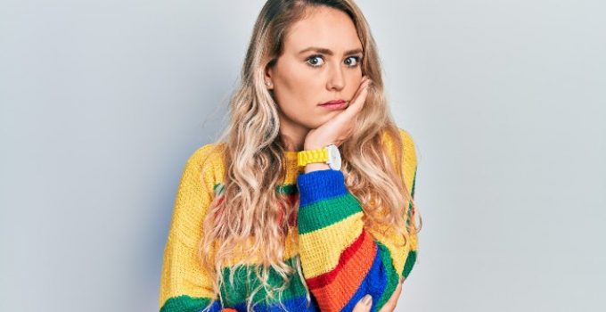 mujer con reflejos desea oscurecer su pelo