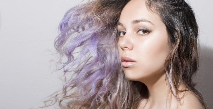 mujer con matices morados en el cabello
