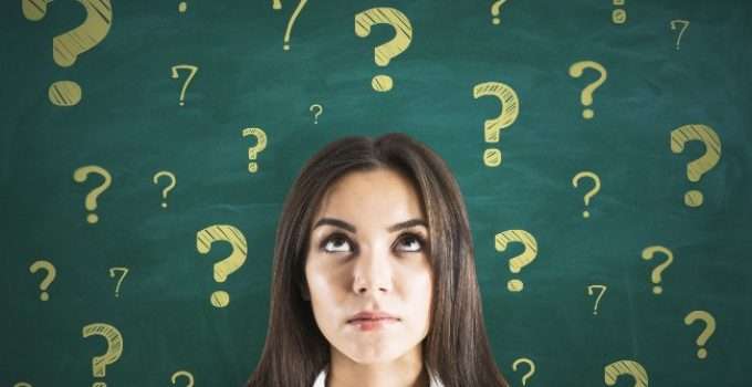 mujer de cabello castaño tiene dudas