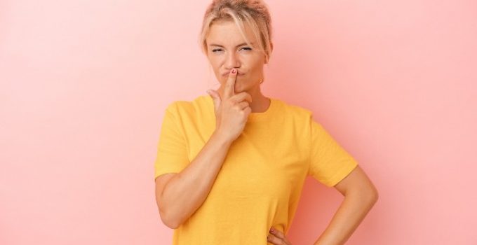 mujer de pelo decolorado amarillo piensa