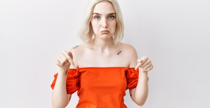 mujer triste porque su pelo decolorado está arruinado