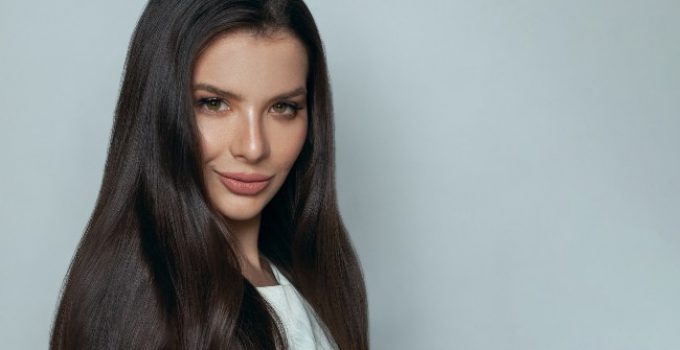 mujer de pelo negro recién teñido muy brillante