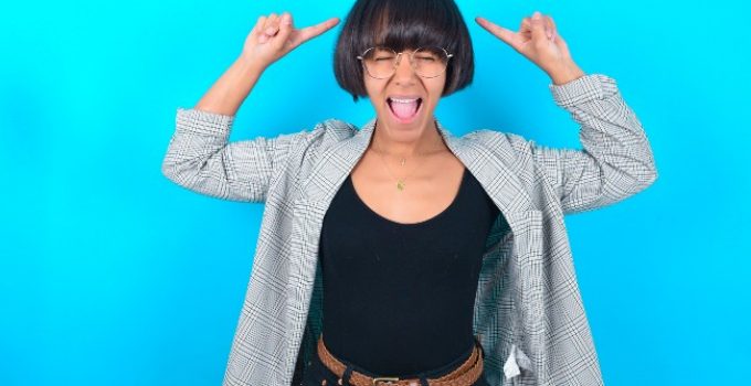 mujer de pelo negro señala su cabellera