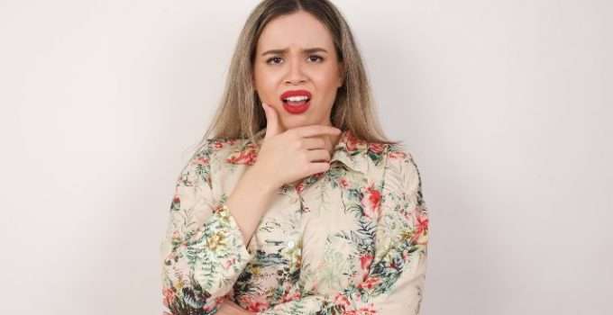 mujer con reflejos en el pelo está desconforme