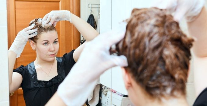 mujer tiñendo su pelo de marrón