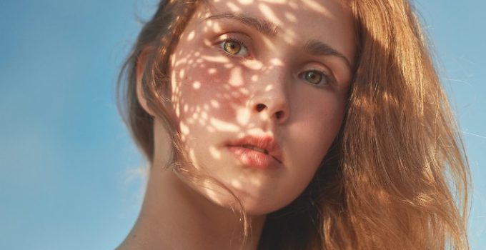 mujer con pelo decolorado al sol