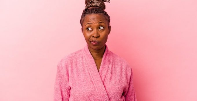 mujer preparada para irse a dormir piensa