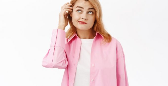 mujer pensativa y disgustada con su color de pelo