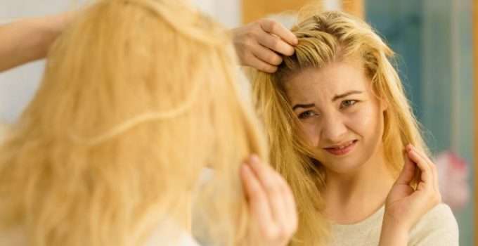 mujer preocupada por su pelo grasoso