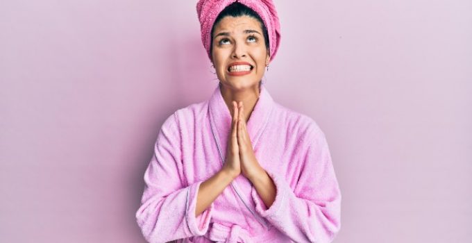 mujer reza porque lavó su pelo recién teñido