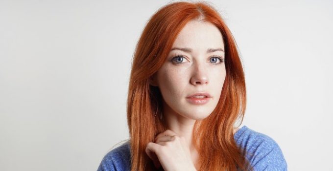 mujer pelirroja pensativa