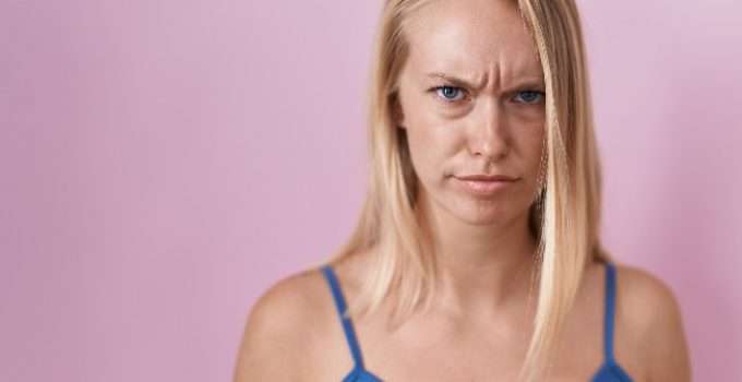 mujer descontenta con el color del balayage