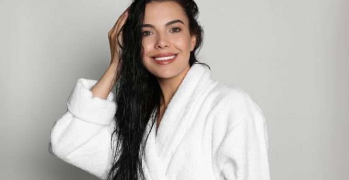 mujer con el pelo húmedo