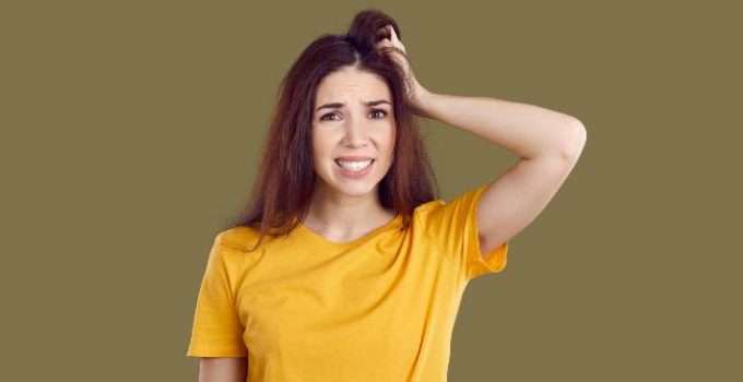 mujer arrepentida se toma del cabello