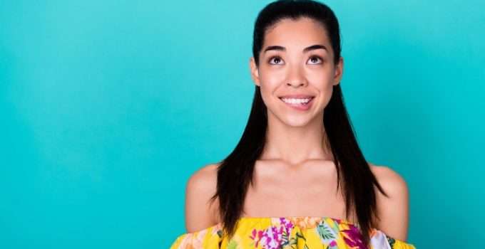 mujer de pelo negro piensa en su cabello