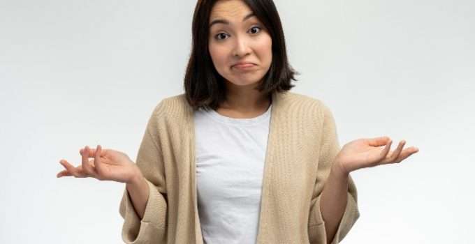 mujer esperando respuesta n