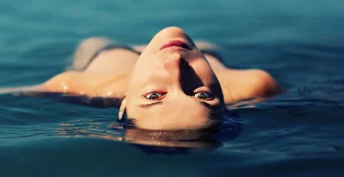 mujer nada en el mar