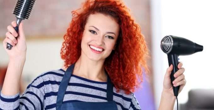 mujer muestra su pelo rojo