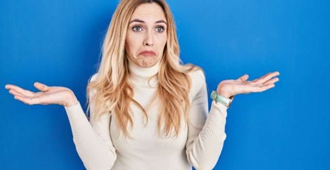 mujer duda cuándo lavar su pelo después del balayage