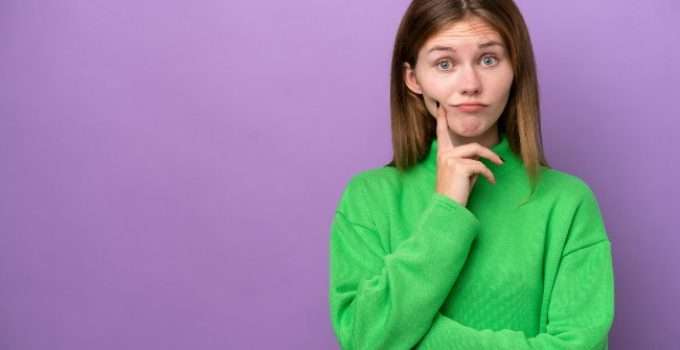 mujer tiene dudas acerca de su pelo