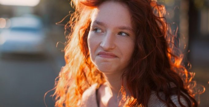mujer de cabello rojo y largo