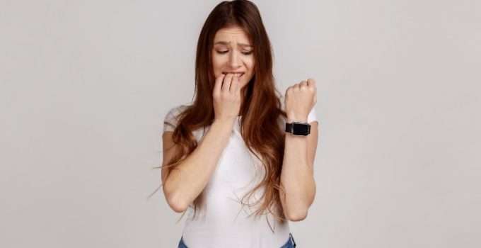 mujer pelo marrón quiere saber tiempos